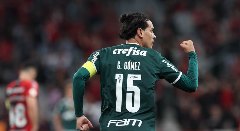 Gustavo Gómez comemora o gol marcado na vitória do Palmeiras sobre o Athletico-PR