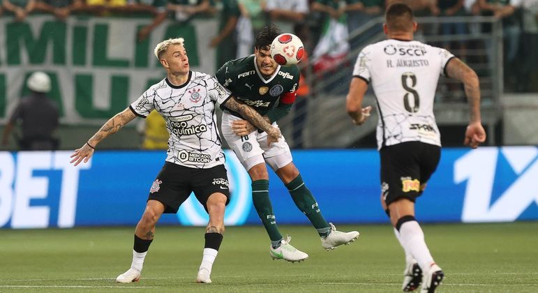 Zagueiro Gómez ganha disputa de bola contra o atacante Róger Guedes, do Corinthians