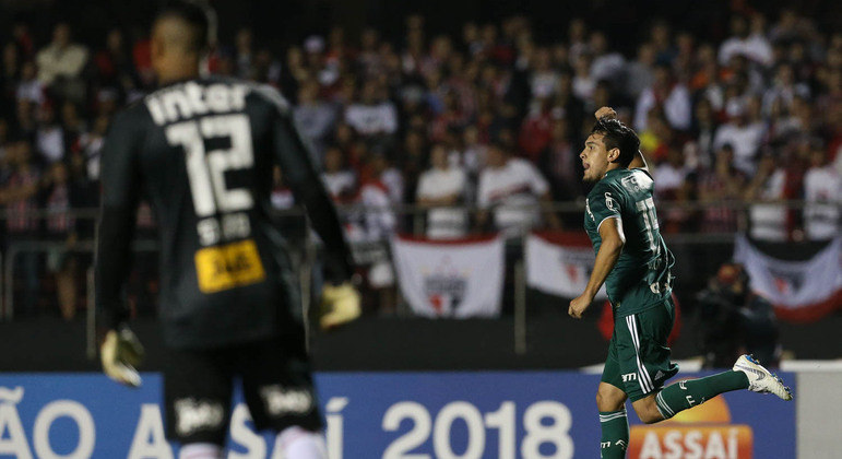 Gustavo Gómez (à direita) comemora gol anotado diante do São Paulo no Brasileirão de 2018