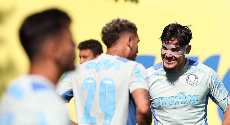 Gustavo Gómez treinou com proteção no rosto nesta terça-feira (23) 
