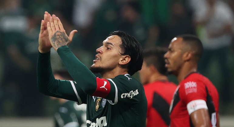Gustavo Gómez comemora o gol do Palmeiras diante do Atlético-GO no 1º turno do Brasileirão