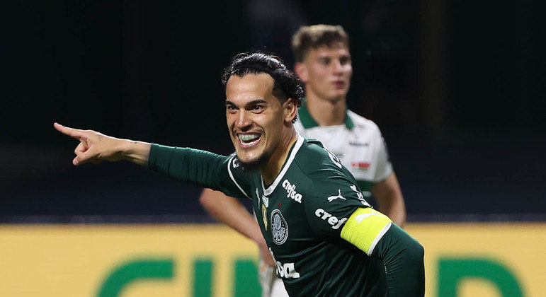 Gustavo Gómez comemorando gol com a camisa do Palmeiras
