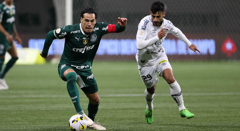 Gustavo Gómez domina a bola na vitória do Palmeiras sobre o Santos no Allianz Parque