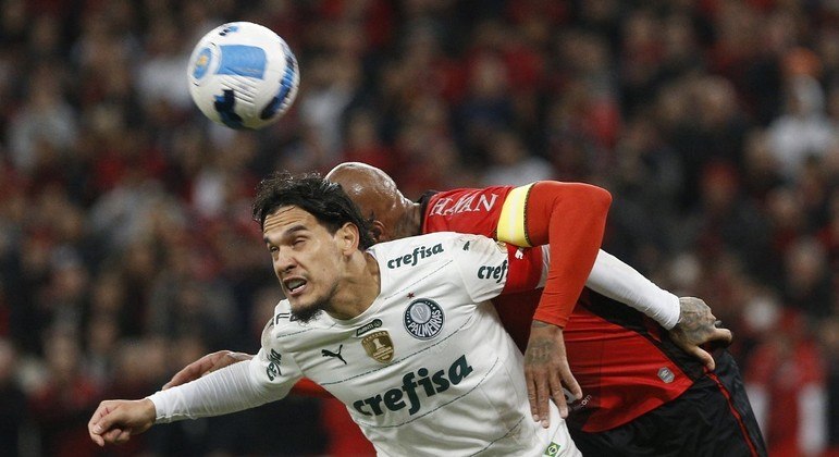Gustavo Gómez e Thiago Heleno disputam a bola entre Athletico-PR e Palmeiras em Curitiba