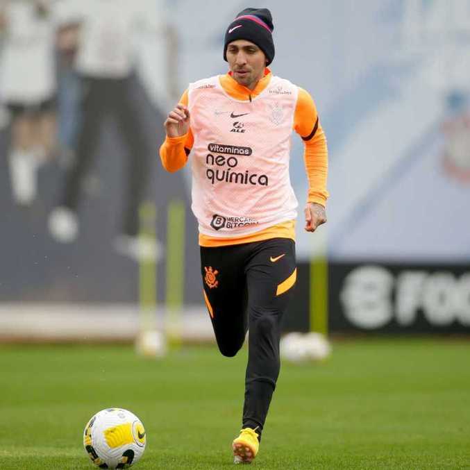 Atacante Gustavo Mosquito conduz a bola em treino pelo Corinthians