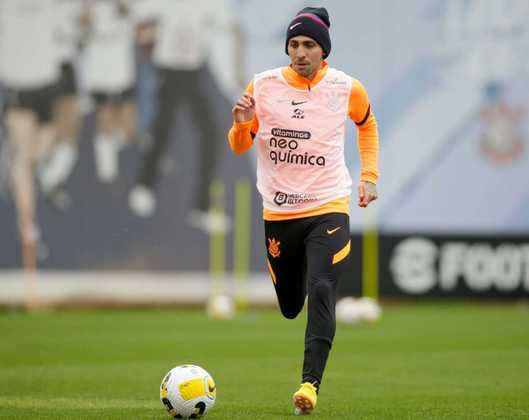 Atacante Gustavo Mosquito conduz a bola em treino pelo Corinthians
