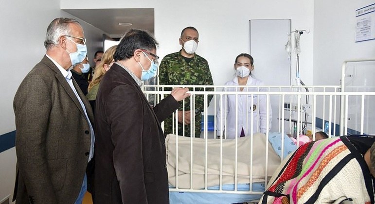 Gustavo Petro, presidente da Colômbia (de terno escuro), visita as crianças no hospital