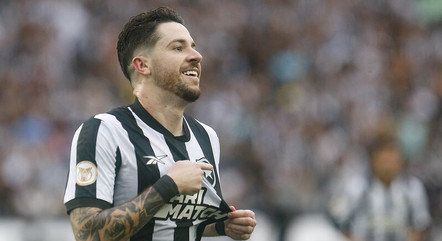 Gustavo Sauer comemora gol com a camisa do Botafogo