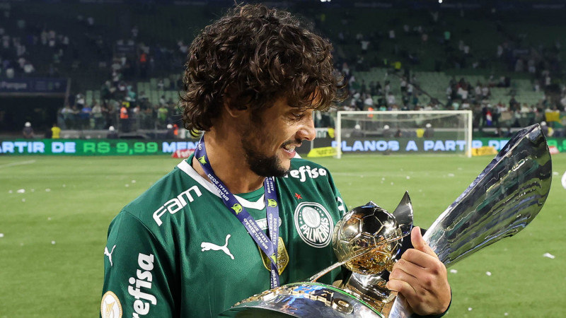 Saiu campeão do Palmeiras, não jogou nada na Europa, agora quer voltar ao  Brasil