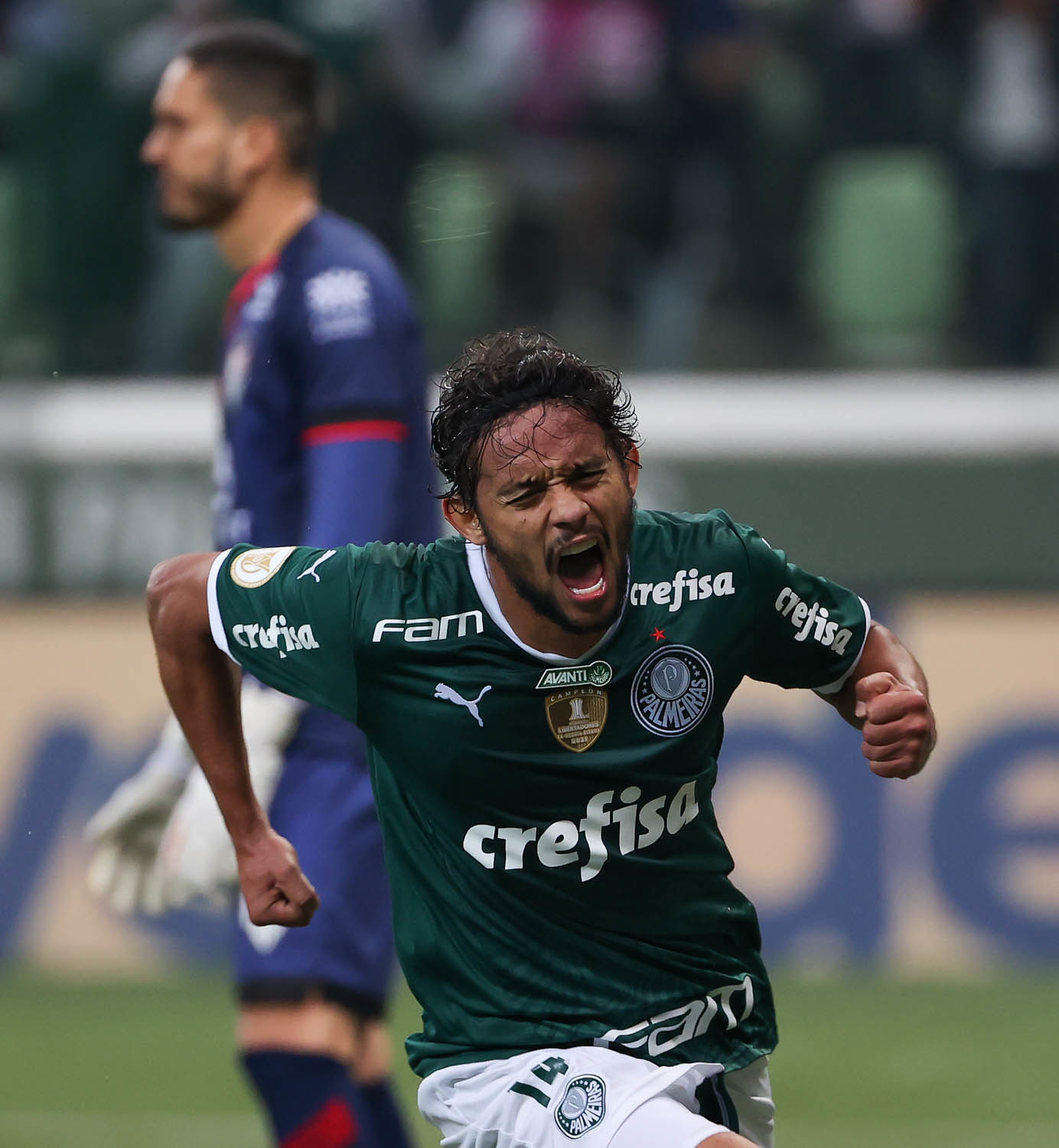 Gustavo Scarpa celebra o terceiro gol do Palmeiras. Ele foi bem marcado por 40 minutos