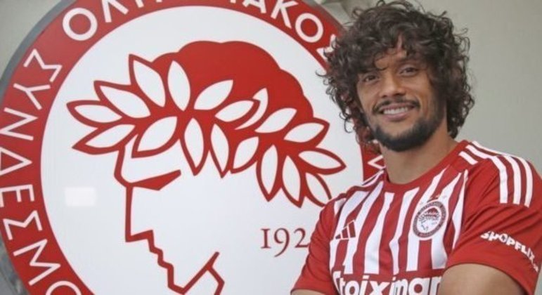 Gustavo ScarpaA passagem do meia no Nottingham Forest foi atrapalhada pelo fato de o atleta ter sido vítima de um golpe de criptomoedas. No time da Grécia, veste a camisa 10, mas fica boa parte dos jogos no banco de reservas. Pela frustrada tentativa de experiência no futebol europeu, o brasileiro deve retornar para os clubes do Brasil. Ainda, o Atlético-MG já teria uma negociação em andamento com o meia