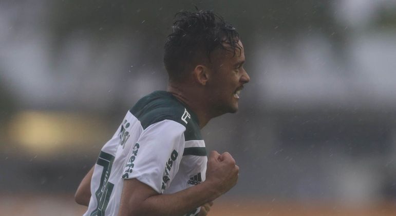 Gustavo Scarpa comemora gol de empate do Palmeiras contra Paraná, pelo Brasileirão 2018
