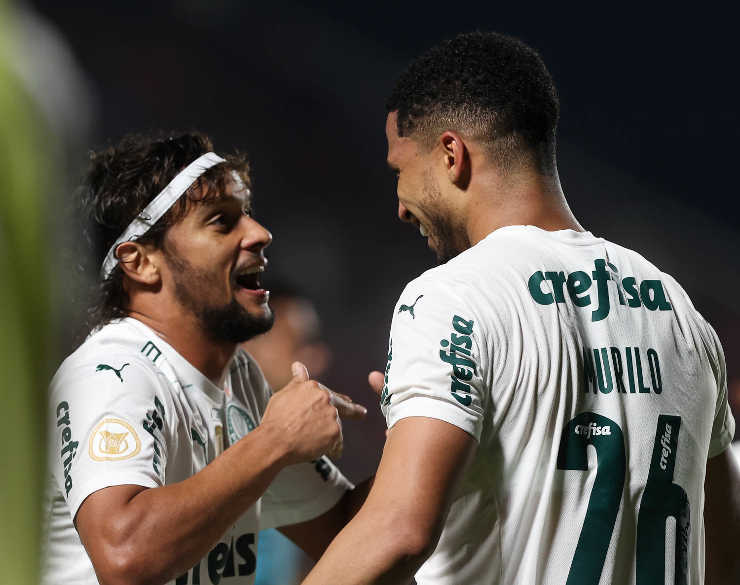Gustavo Scarpa e Murilo comemoram. Foi o 54º gol de bola parada do Palmeiras de Abel
