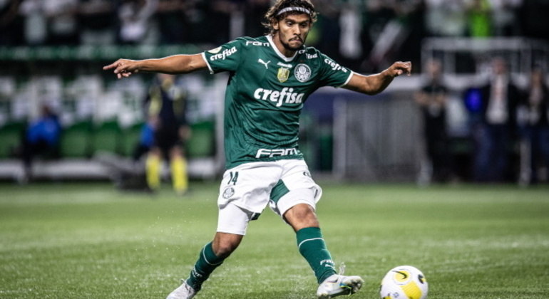 Gustavo Scarpa domina a bola durante a vitória do Palmeiras sobre o América no Allianz