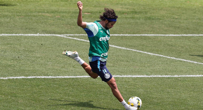 Gustavo Scarpa prepara um passe durante o treino do Palmeiras visando o Avaí no Allianz