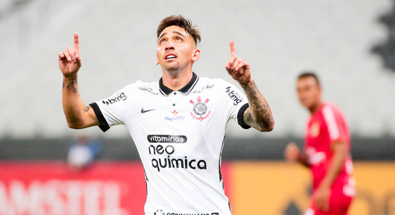 Atacante Gustavo Silva comemora gol pelo Corinthians