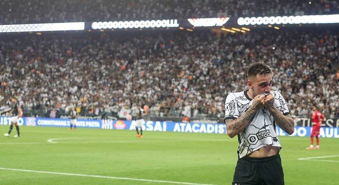 Gustavo Silva comemora gol nos 5 a 0 diante da Ponte na Neo Química Arena