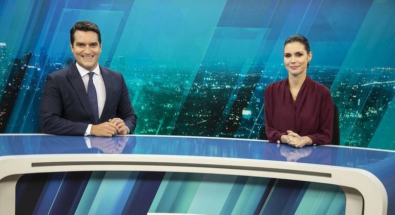 Gustavo Toledo  e Camila Busnello são os apresentadores do "JR News"