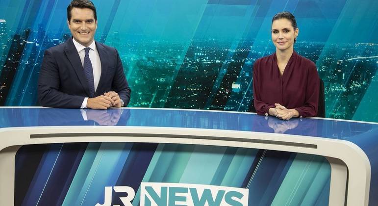 Gustavo Toledo e Camila Busnello são os apresentadores do ""JR News"