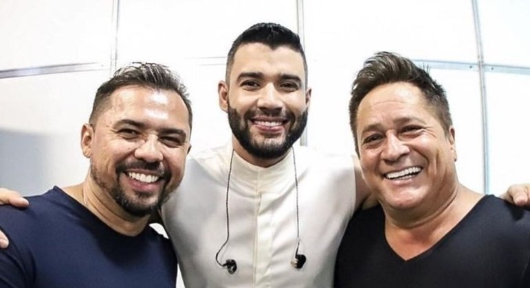 No dia 24 de maio de 2021, muita gente estranhou o fato de Gusttavo Lima ter simplesmente sumido no meio de uma live ao lado do amigos Leonardo e de Xand Avião. O cantor sertanejo desapareceu do show, sem avisar, causando estranhamento até nos colegas de palco. A transmissão teve início às 20h de sábado e durou até às 2h da manhã de domingo (25). Por volta de uma da manhã, no entanto, Gusttavo Lima disse que cantaria a “saideira”.Depois do susto, veio a explicação. Gusttavo Lima não deveria ter participado da live com Leonardo e Xand. O cantor havia fechado um contrato de exclusividade em uma grande live da Feira de Agronegócios, em maio, e deveria preservar a imagem e não aparecer em nenhuma outra live até a data do evento. De acordo com Keila Jimenez, colunista do R7,a restrição fazia parte das cláusulas do contrato