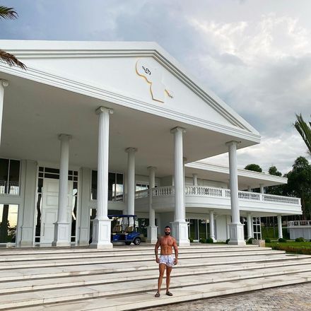 Em janeiro, o músico impressionou os seguidores ao compartilhar uma foto de sua fazenda em Goiás. Na imagem, o cantor sertanejo aparece apenas de shorts e chinelo em frente ao imóvel. À época, tamanho da residência chamou a atenção dos fãs, que logicamente brincaram sobre a fotoVeja mais: Mansão gigantesca de Gusttavo Lima impressiona internautas