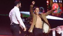 Gusttavo Lima dá blazer de R$ 15 mil para fã durante show