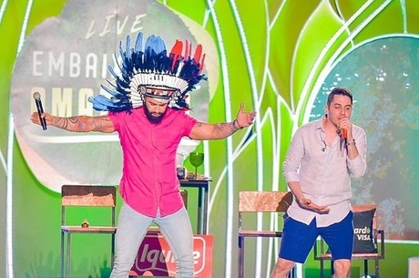 Gusttavo Lima usa cocar durante live no Rio Negro