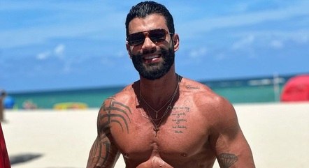 Gusttavo Lima recebeu elogios por posar sem camisa em praia de Miami