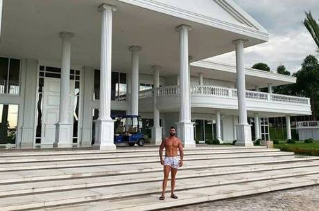 Gusttavo Lima posa em frente à mansão em Goiás