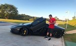 Gusttavo é fã de carrões e máquinas milionárias. Ele já foi fotografado com uma Lamborghini Aventador 2018 avaliada em nada menos que R$ 4,3 milhões