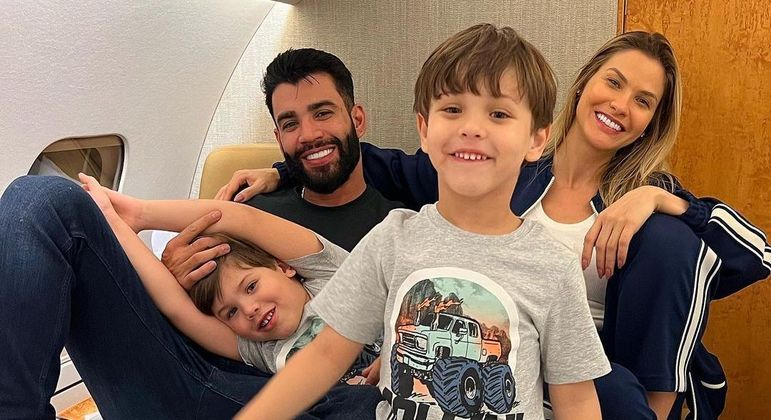 Andressa Suita e Gusttavo Lima posam em jatinho de luxo