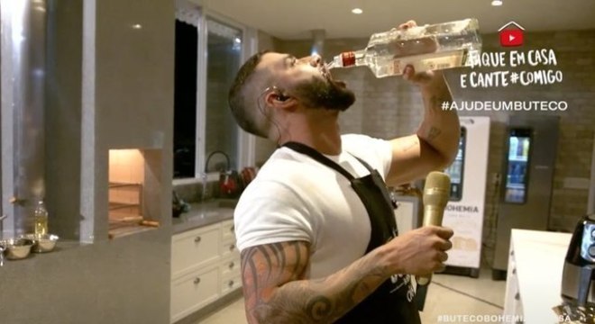 Gusttavo Lima bebendo na live 