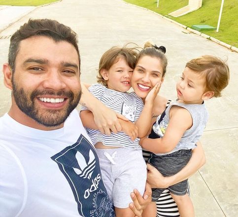 No dia 15 de outubro, Gusttavo deixou a mans&atilde;o 'far&ocirc;nica' onde morava com a fam&iacute;lia, em uma fazenda, localizada em Goi&acirc;nia, Goi&aacute;s. A informa&ccedil;&atilde;o foi divulgada pela jornalista Fab&iacute;ola Reipert, no Balan&ccedil;o Geral SP. A modelo permaneceu no im&oacute;vel com os dois filhos do ex-casal, Gabriel, de 3 anos, e Samuel, de 2Veja imagens do pr&eacute;dio onde Gusttavo Lima est&aacute; morando