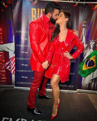 A foto do primeiro beijo depois do anúncio de reconciliação foi postada por Andressa nas redes sociais, nesta segunda, e virou assunto na web — com mais de 1 milhão de curtidas. O clique foi feito nos bastidores de um show de Gusttavo em Belo Horizonte, Minas Gerais, e, além dos ares de romance, o casal combinou o look. 