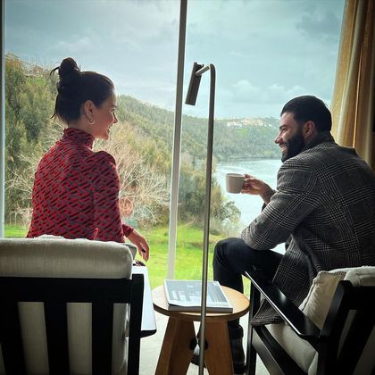 Em março deste ano, o casal fez uma viagem romântica a Portugal. O sertanejo se apresentou em uma turnê pela Europa (shows em Lisboa, Porto e Londres), e a modelo não só acompanhou o marido, como conseguiu aproveitar momentos a dois