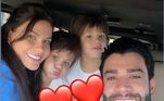 Pais corujas, Gusttavo e Andressa também levaram os filhos juntos para o primeiro dia de aula das crianças. 'E o coração está como?', postou a influenciadora no Instagram