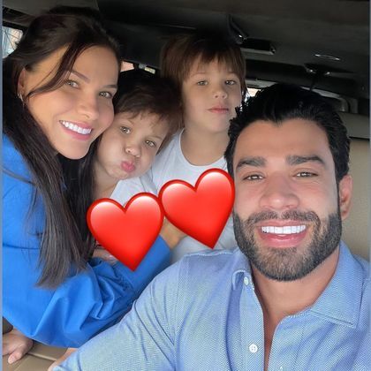 Pais corujas, Gusttavo e Andressa também levaram os filhos juntos para o primeiro dia de aula das crianças. 