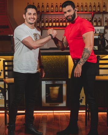 Com diversos compromissos profissionais, mesmo com a pandemia de covid-19, o sertanejo n&atilde;o interrompeu a agenda. Dias depois de anunciar o fim do casamento, Gusttavo lan&ccedil;ou a m&uacute;sica,&nbsp;Ele N&atilde;o Tem, em parceria com Jonas Esticado. Coincidentemente, a letra da can&ccedil;&atilde;o fala sobre separa&ccedil;&atilde;o&nbsp;