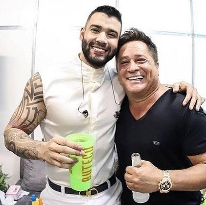 Em novembro do ano passado, Gusttavo e Leonardo causaram polêmica durante a live Villamix em Casa. Durante o show, os dois, após consumo de bebida alcoólica, chegaram a dizer que estariam imunizados a qualquer doença —referindo-se à covid-19