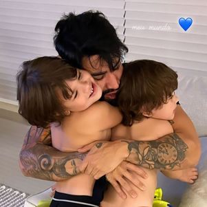Gusttavo Lima ganhou o carinho dos filhos ao chegar em casa
