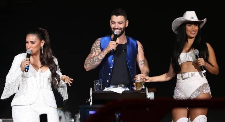 Simone e Simaria durante show em Barretos ao lado de Gusttavo Lima, em 2019