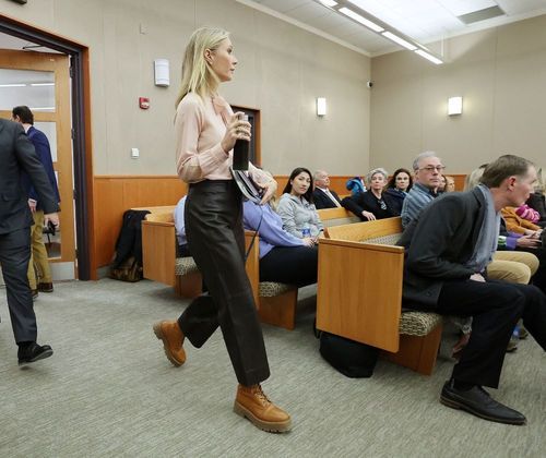 Gwyneth com calças de couro na Corte
