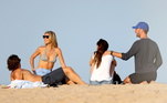 Gwyneth é casada com o diretor e roteirista Brad Falchuk e Chris está namorando a atriz Dakota Johnson. A relação entre eles é tão boa que os dois casais já chegaram a viajar juntos algumas vezes, inclusive na lua de mel de Gwyneth e Brad