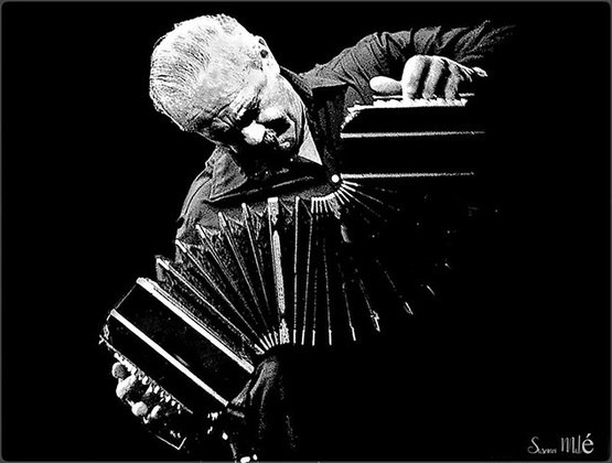Há 101 anos, em 11/3/1921, nascia Astor Piazzolla. Um dos maiores músicos da Argentina - consagrado mundialmente - morreu em 1992, aos 71 anos, deixando importante legado. Foi excepcional tocador de bandoneón (similar ao acordeón). E marcou a tradição do tango, principal gênero do país. 