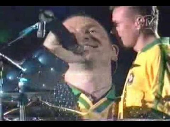  Há 24 anos, em 1998, a banda irlandesa U2 fez um show para cerca de 100 mil pessoas no Autódromo de Jacarepaguá, na Zona Oeste. Se hoje já é um número impressionante, imagina naquela época. O trânsito deu um nó na cidade. 