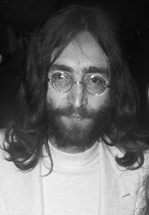 Há 41 anos, John Lennon foi assassinado em frente ao prédio onde morava, no Central Park, em Nova York, pouco antes das 22h de 8/12/1980. O ex-Beatle, ídolo de uma geração, seguia carreira solo ao lado da mulher Yoko Ono, e tinha 40 anos. Com ela, em 1971, ele lançou um grande sucesso pós-Beatles: Imagine.