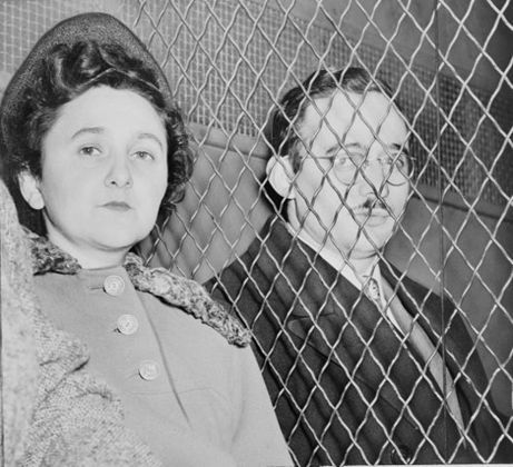 Há 71 anos, em 6/3/1951, começava o julgamento de Julius e Ethel Rosenberg, acusados de espionagem. Telegramas decodificados apontavam que Julius havia passado, por exemplo, informações sobre a bomba atômica aos soviéticos. 