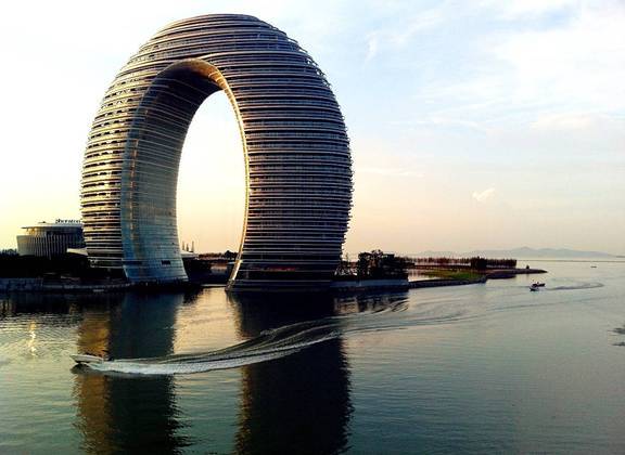 Há 9 anos, em outubro de 2013, uma construção insólita era inaugurada na China. O Sheraton Huzhou Hot Spring Resort  chama atenção pelo formato de ferradura. É um hotel luxuoso, com 321 quartos, erguido sobre o Lago Tai. 