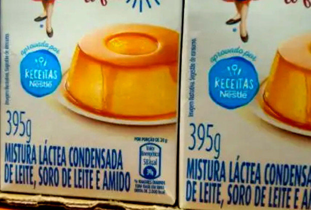 Há cerca de um mês, a Nestlé lançou o “mistura láctea condensada”, que leva soro de leite e amido, o que torna a produção mais barata. A versão tradicional e original vem escrita 