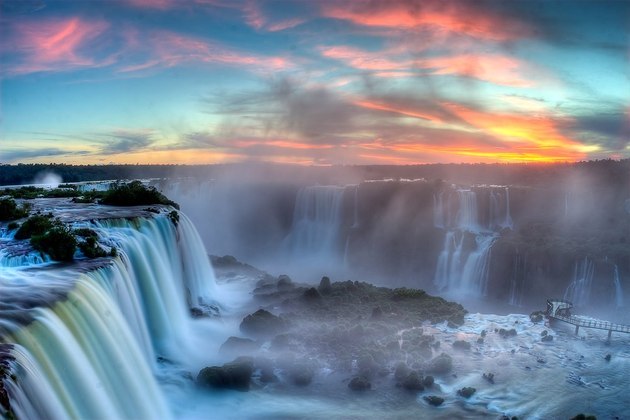 Há dois aeroportos internacionais que recebem turistas interessados em visitar as Cataratas do Iguaçu.